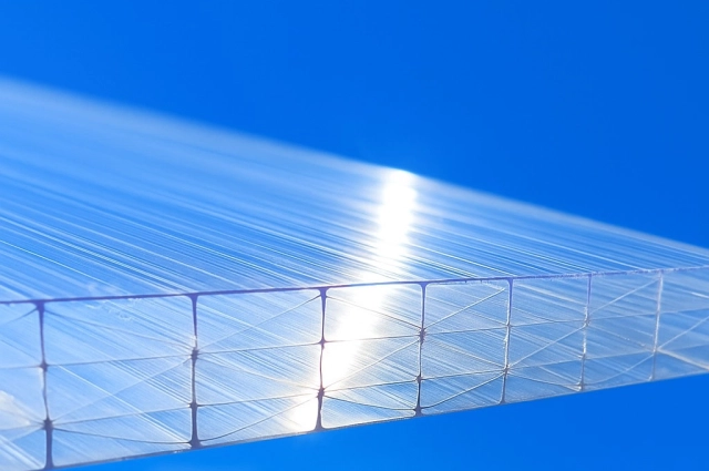 Polikarbonát lemezek – tartós, sokoldalú és esztétikus megoldás